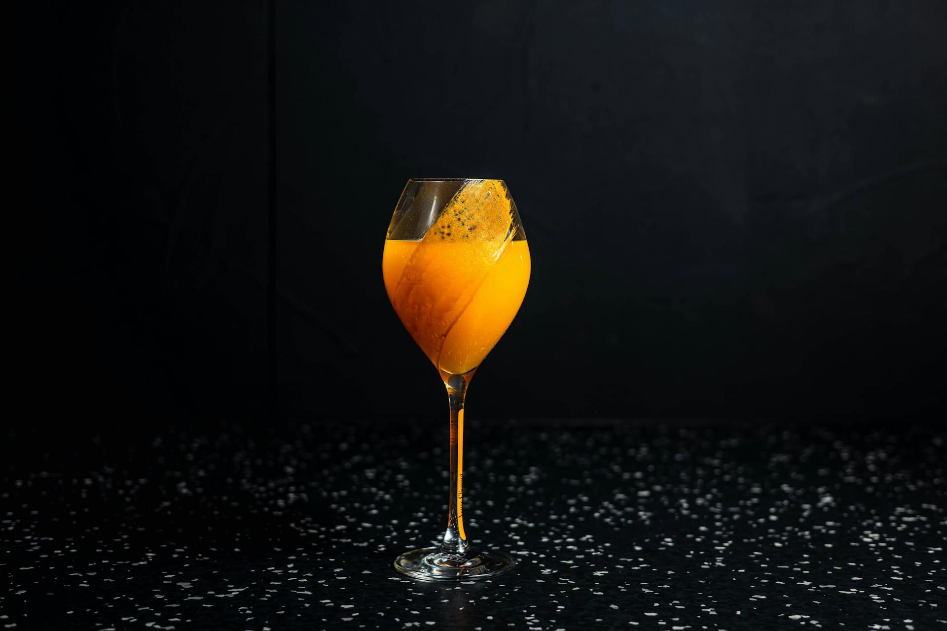 <p>You can never be overdressed with...</p>
<p>Base: Veuve Clicquot Champagne, mandarine juice, mandarine pur&eacute;e, mandarine Oleo Saccharum&nbsp;</p>