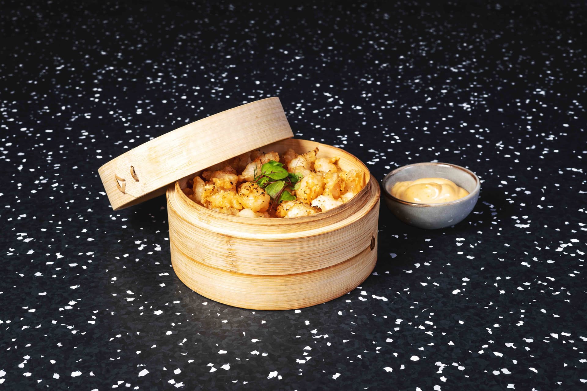 <p>Shrimps cut in bites and baked in tempura with sriracha mayonnaise</p>