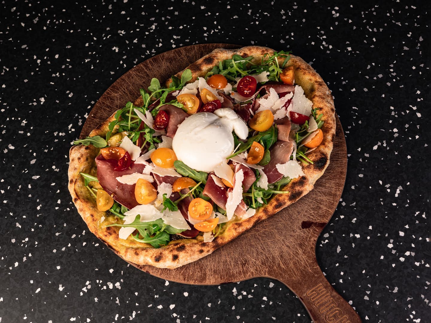 <p>Whole wheat dough, mozzarella, Parma ham, rocket pesto, fresh rocket, Luxembourgish burrata with marinated tomatoes</p>