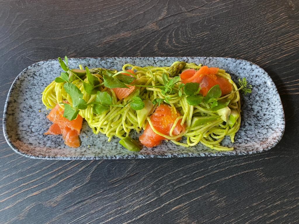 <p>Creamy pasta with asparagus, smoked salmon and lemon pepper</p>