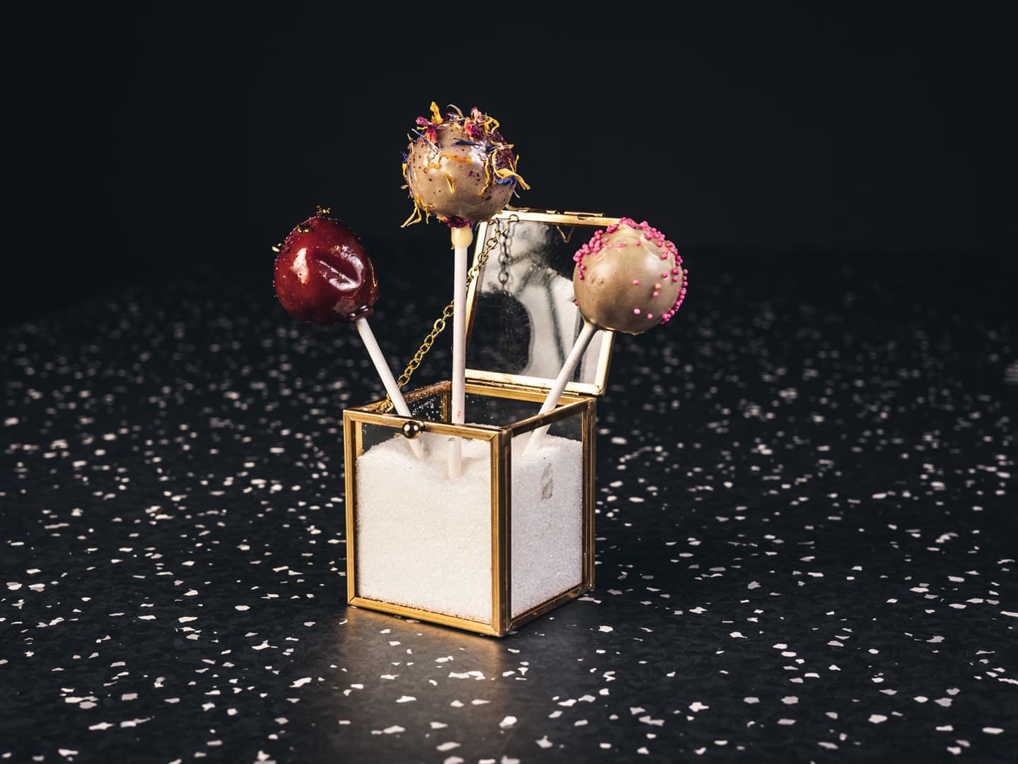 <p>3 cake pops with white, ruby and brown chocolate</p>