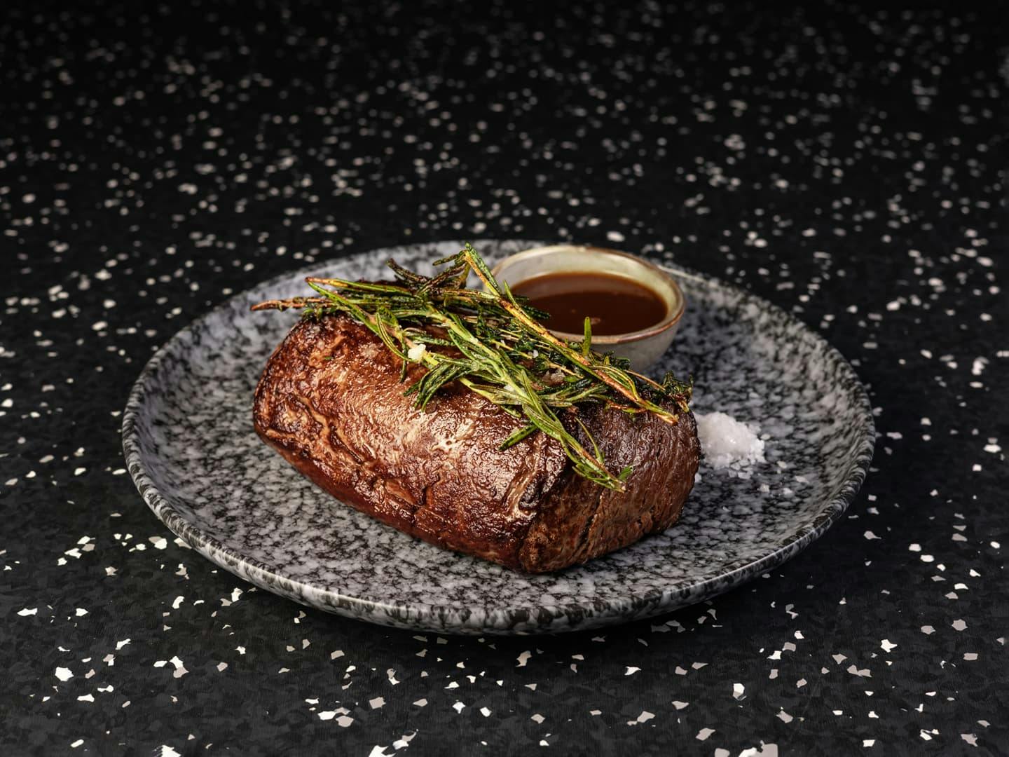 <p>600g Luxembourgish beef filet, demi-glace, grilled in whole and cut. Suitable for minimum 2 pers.</p>